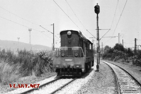 Lokomotiva T 669.1120 v první stahovací koleji směřuje na nádraží Střed dne 17.7.1987 © Pavel Stejskal