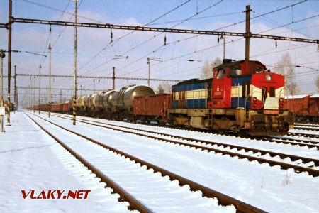 Záloha č.2 přisouvá vlak ke svážnému pahrbku, 11.1.2001 © Pavel Stejskal