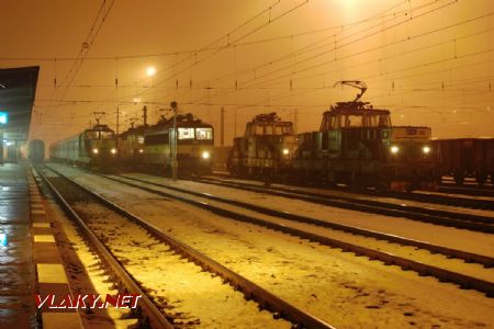 Záloha č. 4 se zaměstnaneckým vlakem a zálohy č.1 a 2 čekající na střídání 12,1.2008 © Pavel Stejskal