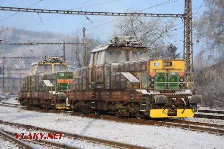 Námrazou obalené lokomotivy 111.017 a 018 odstavené v odjezdové skupině dne 31.12.2016 © Pavel Stejskal