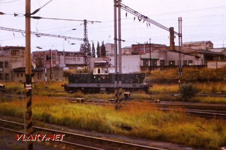 V kolejišti Rn skupiny jedna z třebovských lokomotiv E 458.1 na 10.záloze v 80.letech 20. století © Miloslav Bednář