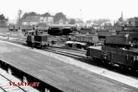 Na posunu v dílnách byla koncem 30.let minulého století vyfocená motorová lokomotiva T 202.001; sbírka: Pavel Stejskal