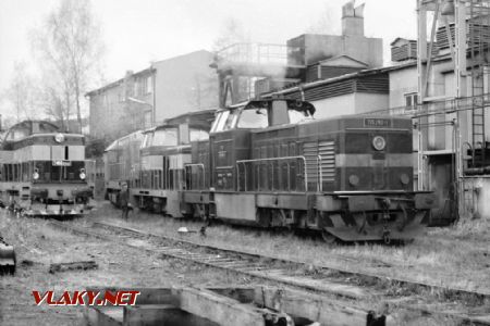 Lokomotiva T 444.0252 (Z 3) zachraňuje neschopnou T 334.049 na dílenském posunu v ŽOS Č.Třebová, 2.11.1990 © Pavel Stejskal