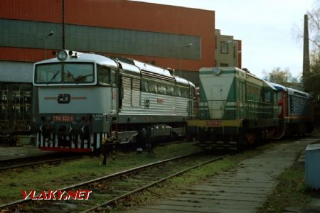 Lokomotiva 720.574 v ŽOS Č. Třebová vedle 750.322 dne 10.11.1997 © Pavel Stejskal