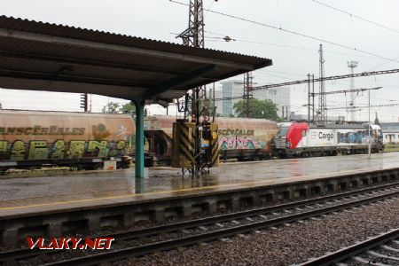 20.06.2020 - Pardubice hl.n.: 383.062-7 projíždí s nákladním vlakem směr Kolín © PhDr. Zbyněk Zlinský