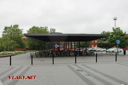 20.06.2020 - Pardubice, nám. Jana Pernera: parkoviště jízdních kol s cyklověží © PhDr. Zbyněk Zlinský