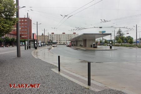 20.06.2020 - Pardubice, nám. Jana Pernera: terminál MHD Hlavní nádraží © PhDr. Zbyněk Zlinský