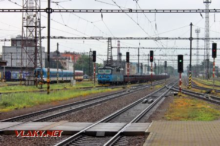 20.06.2020 - Pardubice hl.n.: 130.009-4 s vlakem loženým svitky drátu přijíždí od Chocně © PhDr. Zbyněk Zlinský