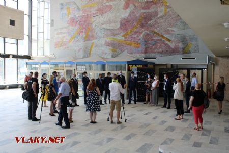 01.07.2020 - Havířov: tisková konference pokračuje ve staré odbavovací hale © Karel Furiš