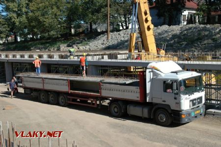 Doprava stropních panelů probíhala kamiony přímo na staveniště dne 1.9.2009 © Pavel Stejskal