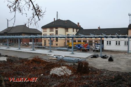 Montáž zastřešení autobusového nádraží dne 5.12.2009 © Pavel Stejskal