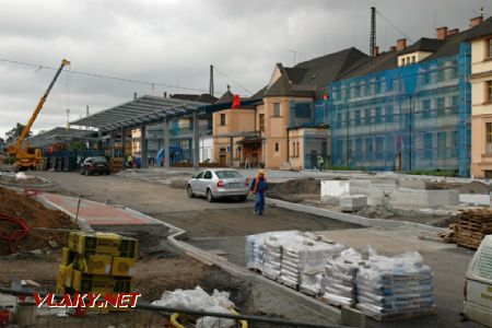 Dokončovací práce na terminálu, budování chodníků a silnice dne 1.6.2010 © Pavel Stejskal