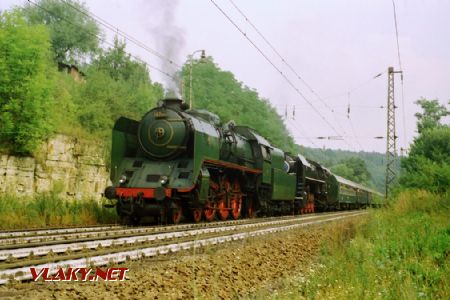 Stroje 387.043 a 475.179 na komerčním vlaku pro fotografy před Chocní, 20.8.1995 © Pavel Stejskal