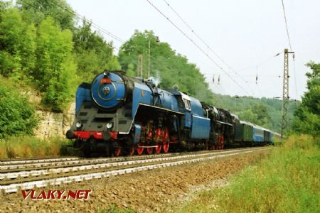 Stroje 498.022 a 498.106 na komerčním vlaku pro fotografy před Chocní, 20.8.1995 © Pavel Stejskal