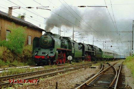 Stroje 387.043 a 475.179 na komerčním vlaku pro fotografy opouštějí Choceň, 20.8.1995 © Pavel Stejskal