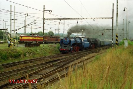 Stroje 498.022 a 498.106 na komerčním vlaku pro fotografy opouštějí Choceň, 20.8.1995 © Pavel Stejskal