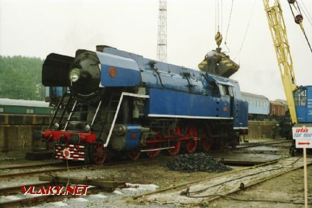 Zbrojení uhlí do lokomotiv 477.043 v DKV Č.Třebová, 25.8.1995 © Pavel Stejskal