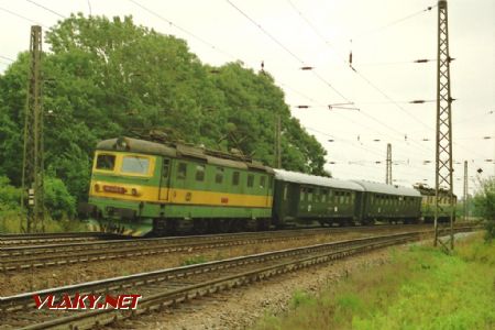 Zvláštní vlak po třebovském uzlu směřuje do Dlouhé Třebové s lokomotivou 181.005 v čele, 26.8.1995 © Pavel Stejskal