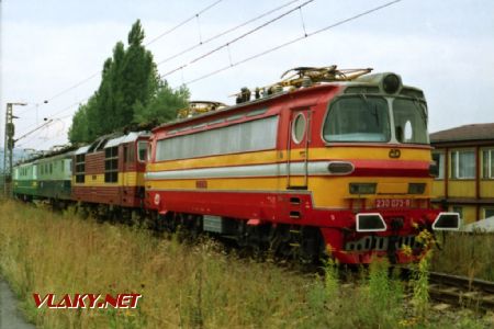 Na konci konvoje el. lokomotiv je 230.073 na kavalkádě dne 26.8.1995 na jižní spojovací koleji © Pavel Stejskal