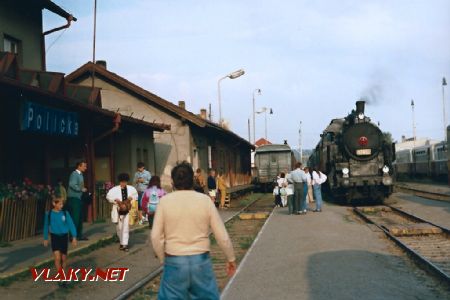 Vlak do České Třebové před odjezdem z Poličky s lokomotivou 524.1110, 27.8.1995 © Jiří Novotný