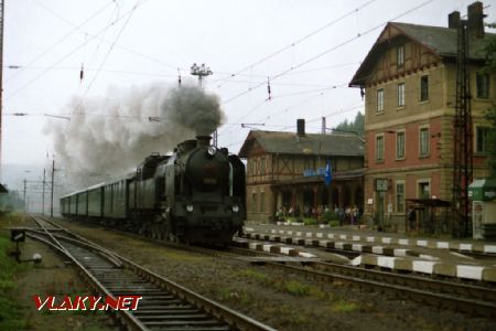 Vlak z Hradce Králové do Č.Třebové se strojem 464.008 v Ústí nad Orlicí dne 27.8.1995 © Pavel Stejskal