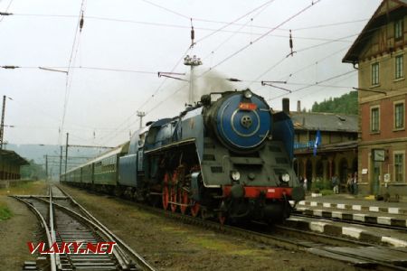 Stroj 498.022 v čele vlaku Praha – Č.Třebová dne 27.8.1995 © Pavel Stejskal