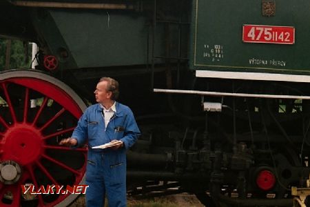 Hlavní koordinátor českotřebovské kavalkády Karel Steimetz u lokomotivy 475.1142 dne 27.8.1995 © Josef Matějka