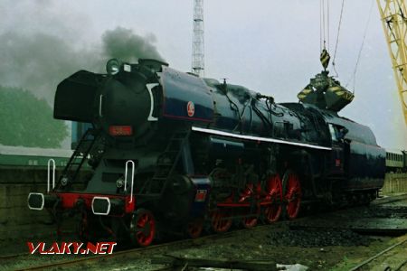 Lokomotiva 498.106 zbrojí uhlí v DKV Č.Třebová dne 27.8.1995 © Josef Matějka