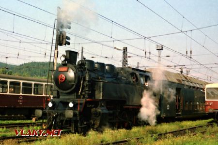 Lokomotiva 433.002 na vlaku pro českotřebovské školy dne 5.9.1995 © Pavel Stejskal
