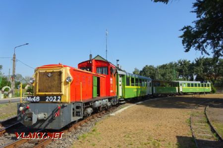 Balatonfenyves, lokomotiva Mk48.2022 s vlakem do Somogyszentpálu, 11.7.2020 © Jiří Mazal