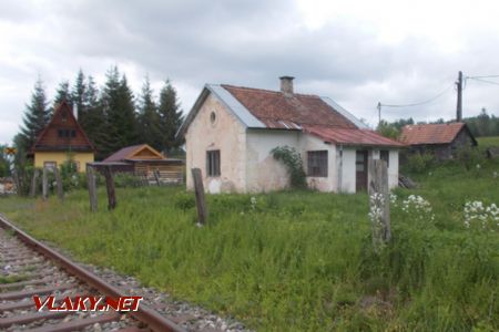 Zbojská (zastávka historického vlaku), Pôvodný strážny domček naproti zastávke, pohľad zo smeru Tisovec; 18.05.2018 © Michal Čellár