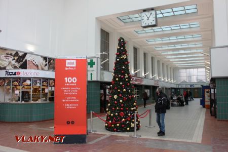 01.12.2020 - Hradec Králové, hl.n.: odbavovací hala vánoční © PhDr. Zbyněk Zlinský