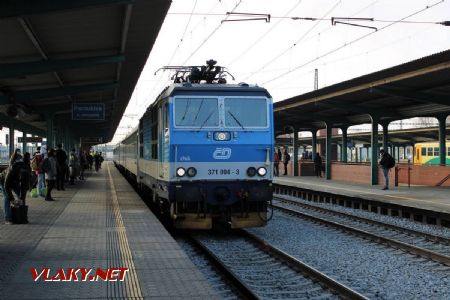 01.12.2020 - Pardubice hl.n.: 371.004-3 přiváží můj další vlak, R 891 ''Slovácký expres'' © Karel Furiš