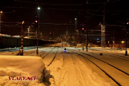 Budatínske zhlavie osobnej stanice s nákladným vlakom naloženým snehom. V pozadí dobre viditeľná niekdajšia výťažná koľaj; © Michal Tvrdý