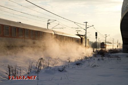A ranné stretnutie sa vlakov na tomto úseku trate - ranné IC s lokomotívou 350 a ranný rýchlik s lokomotívou 363; © Michal Tvrdý