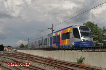 Mulhouse: vlakotramvaj projíždí kolem železničního muzea, 17. 8. 2018 © Libor Peltan