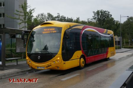 Mulhouse, Châtaignier: Irisbus Crealis Neo 12 čeká na přestup z tramvaje, 14. 8. 2020 © Libor Peltan