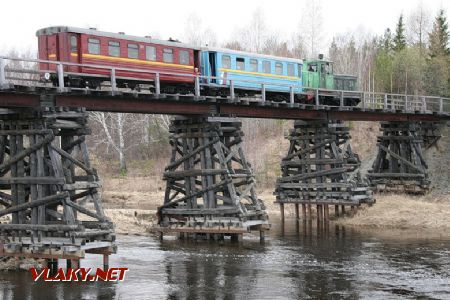 TU4-1452 s vlakem na mostě přes řeku Kyrtomka, 1.5.2011, Ol'ga Andrjuchina CC BY-SA 3.0