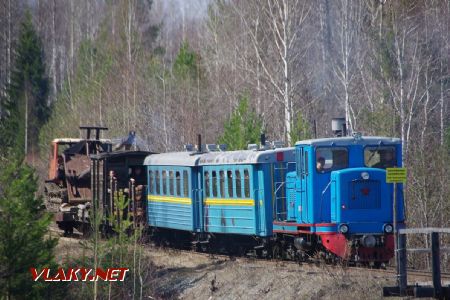 TU4-1794 se smíšeným vlakem, na plošinovém voze traktor TT-4, 3.5.2014, Svetlov Artem, CC BY 3.0