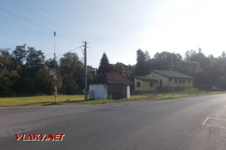 Valaská obec, Priestor zastávky zo smeru Podbrezová-Chvatimech ČHŽ; 18.09.2020 © Michal Čellár