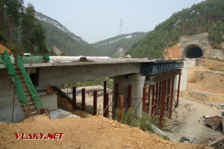 A most LongDong sa betónuje na mieste. 10.2012 © F. Smatana