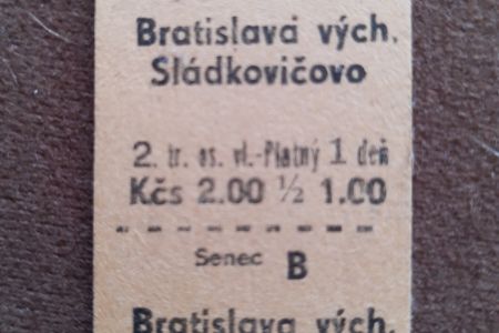 Cestovný lístok vydaný na úsek Bratislava východ – Sládkovičovo. Na zadnej strane je vyrazený dátum 21.7. 1982, kedy bol tento lístok vydaný. Zdroj: archív Dominik Vrba
