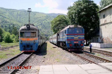 Rachov, odstavené soupravy D1, u jednotky vpravo je místo motorového vozu nasazena lokomotiva M62 © Ing. Marek Vojáček