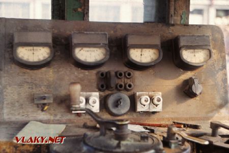 Stav pultu strojvedoucího lokomotivy v cihelně Pulice 26.07.1984. © Pavel Stejskal