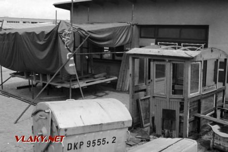 Stará skříň lokomotivy, vlevo přístřešek pro sestavení nové skříně 24.05.1994. © Pavel Stejskal