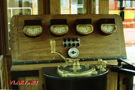 Měřící přístroje po kompletaci na stanovišti strojvedoucího 13.07.1994. © Pavel Stejskal