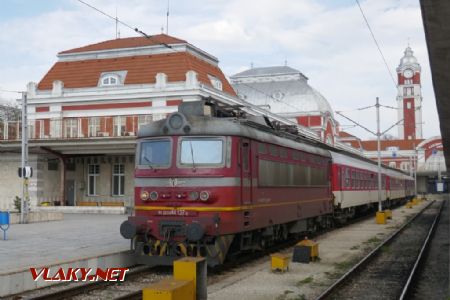 Varna: Plecháč řady 44 s Bm 29-74 na druhé koleji, 15. 4. 2021 © Libor Peltan