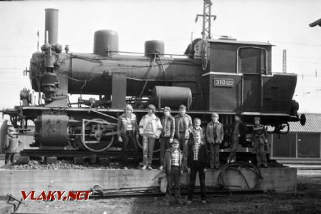 Lokomotiva310.922  se stala pozadím pro skupinovou fotografii dne 27.3.1982, © Pavel Stejskal