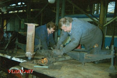 Práce na rámu lokomotivy, duben 1996, © Evžen Šimek
