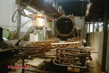 Přehřívačové články před montáží do kotle lokomotivy,  květen 1996, © Evžen Šimek